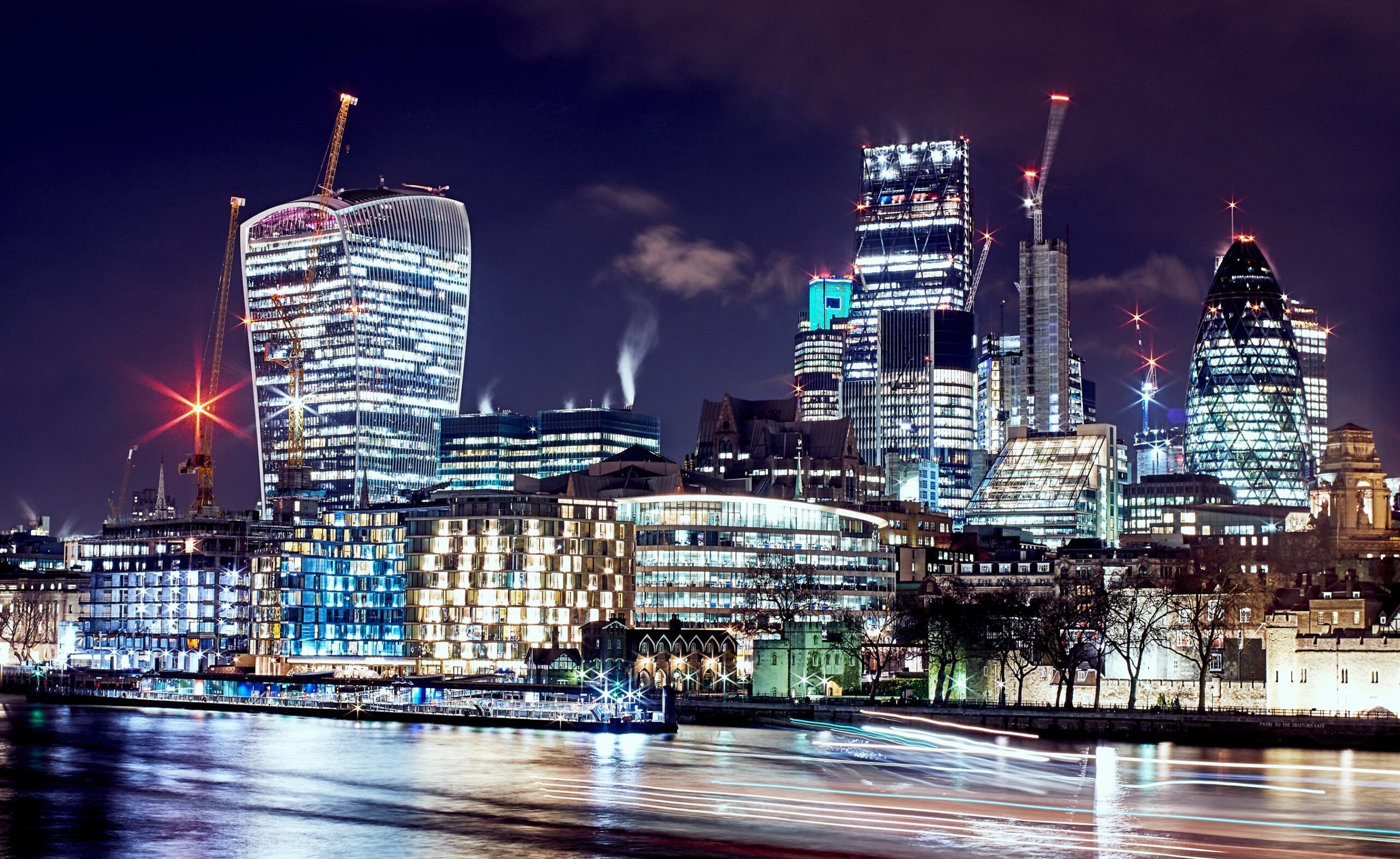 la city à Londres de nuit avec les lumières des bâtiments