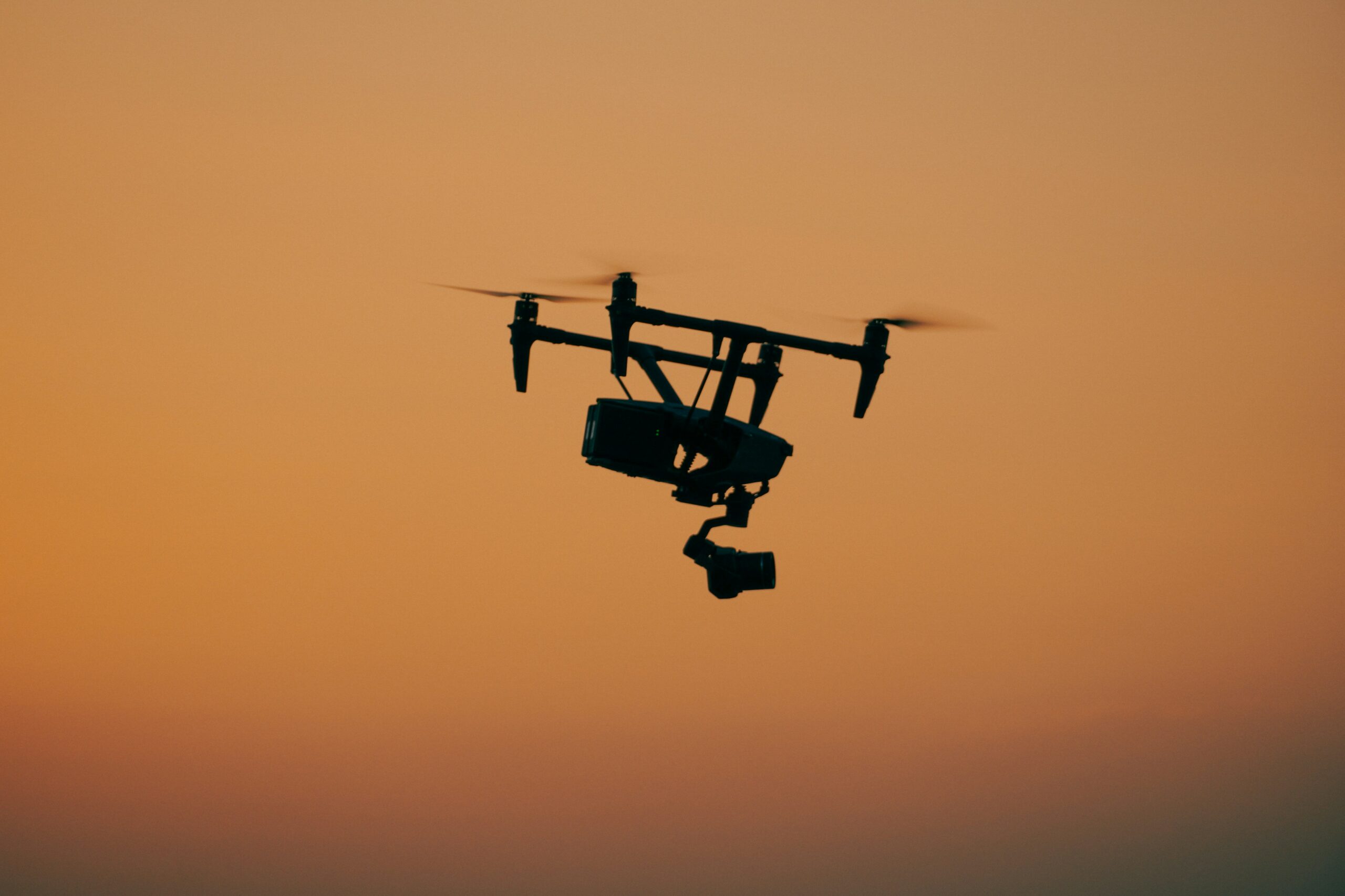 drone en vol avec un couché de soleil en fond